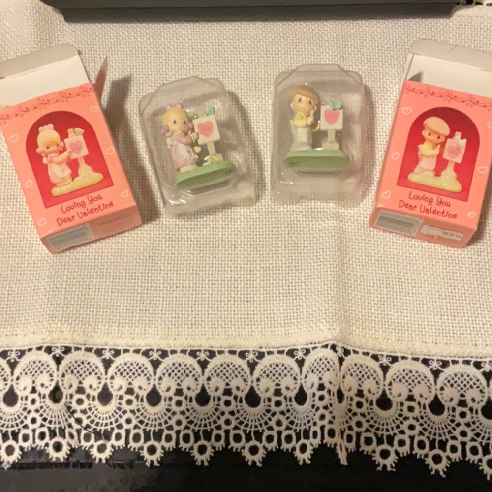 2 small Precious Moments Valentine figures.